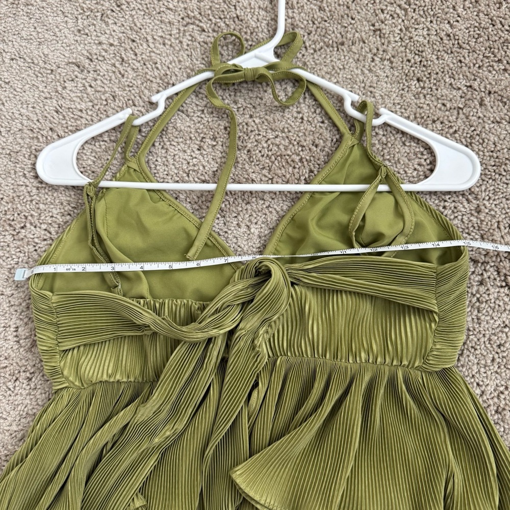 ASTR The Label Raine Pleated Halter Top Avocado Size Medium - Picture 6 of 10